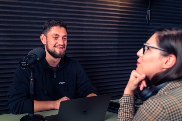 Amazon Alexa ahora genera podcasts con IA: así compite con NotebookLM