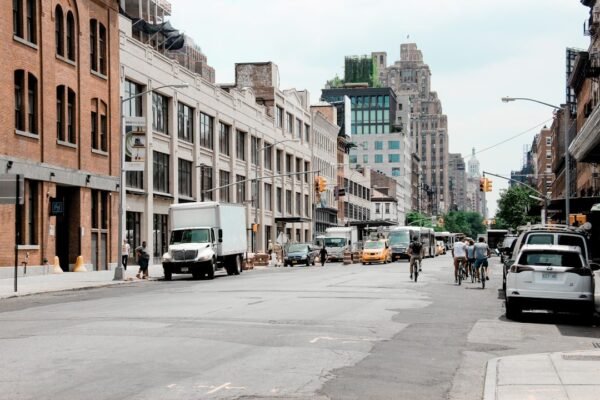 Negocios de barrio: La economía informal que sostiene a las ciudades latinoamericanas