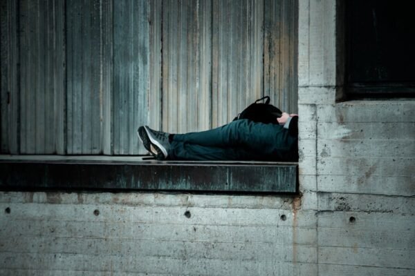 Cuando la soledad se hereda: el costo invisible de sobrevivir en ciudades sin futuro