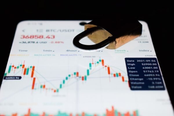 El efecto dominó de las calificadoras: cuando cae el Estado, ¿quién sostiene a las empresas?
