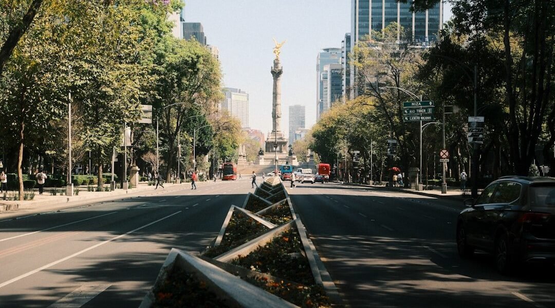 Sheinbaum respalda transformación visual de CDMX con morado y ajolotes