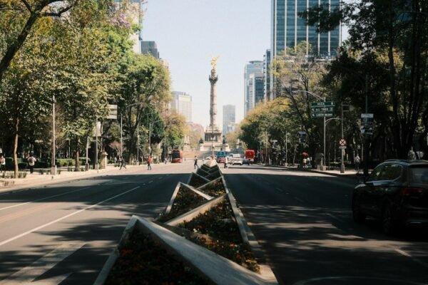 Sheinbaum respalda transformación visual de CDMX con morado y ajolotes
