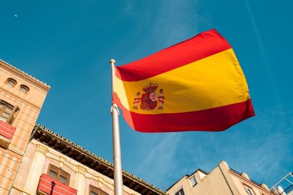 España: Nueva estructura de gobierno consolida alianza PP-Vox con cambios ministeriales