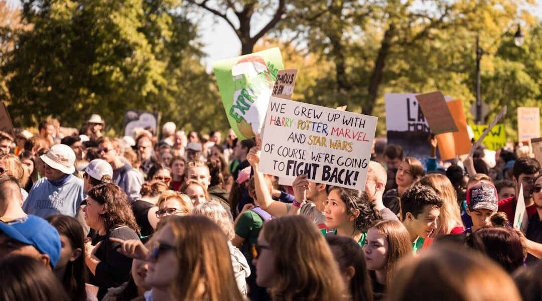 Con trofeo ensangrentado, estudiantes protestan contra Mundial 2026 en el Periférico