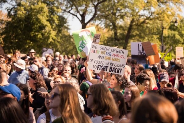 Con trofeo ensangrentado, estudiantes protestan contra Mundial 2026 en el Periférico