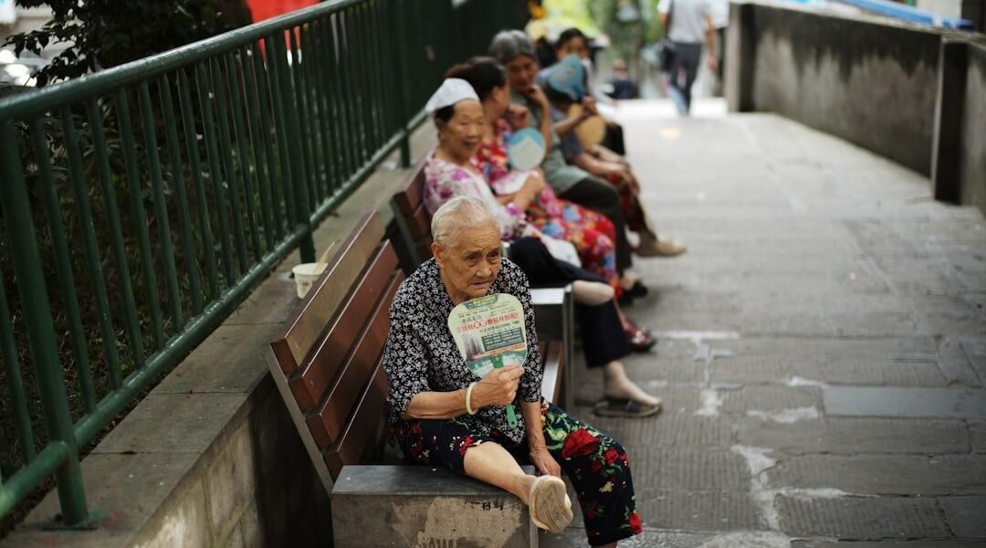 ¿Quién financia a los adultos mayores? El negocio de la 'economía plateada'