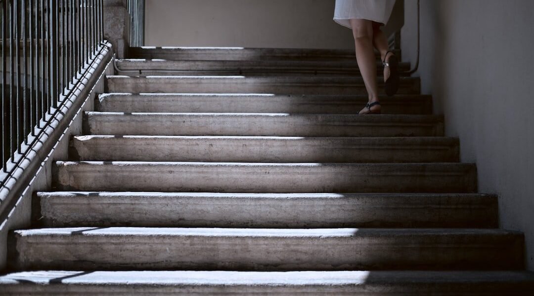 ¿Dónde desaparecen las mujeres líderes? El escalón que las empresas no pueden ignorar