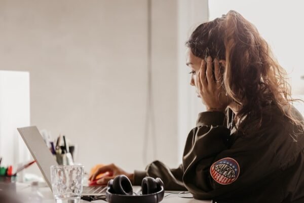 El 'hack' viral para que reclutadores abran tu CV: ¿genio o desesperación laboral?