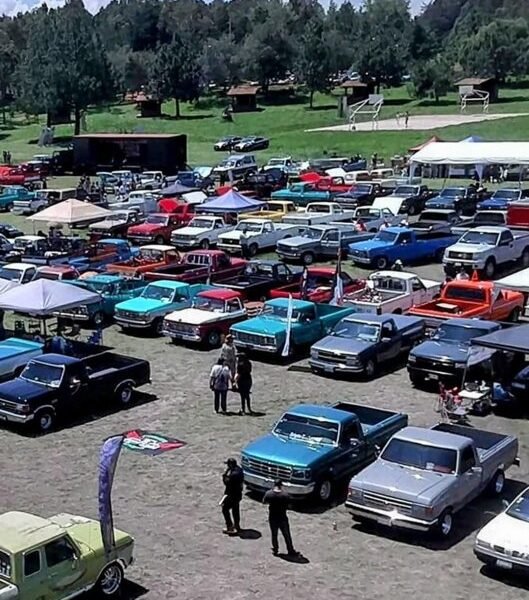 Exhibición de autos clásicos en Temoaya: belleza sobre ruedas con propósito solidario