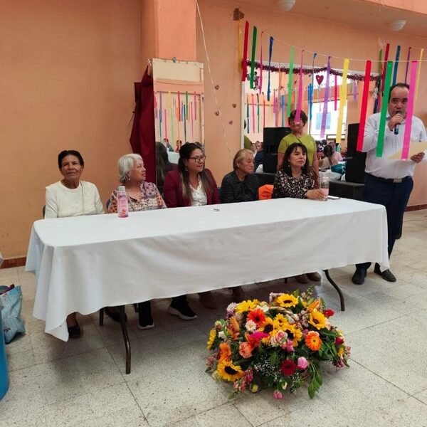 San Juan Tehuixtitlan celebra a 500 madres con festival de música, baile y regalos