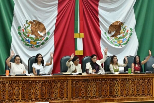 Congreso mexiquense regula uso de celulares en escuelas básicas
