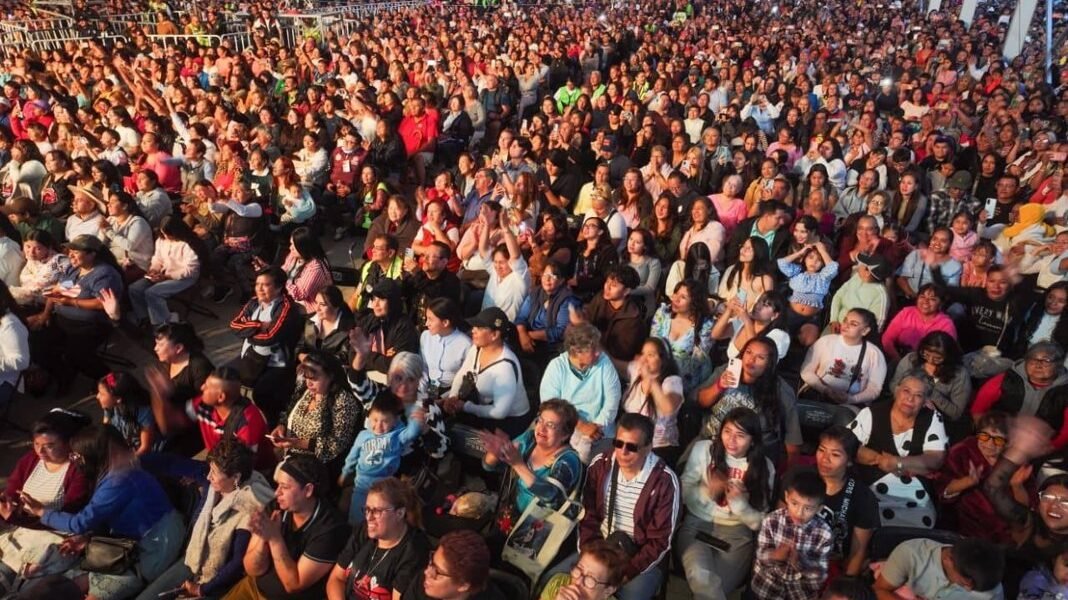 Amanda Miguel llena de música y nostalgia la explanada de Ecatepec en Día de Madres