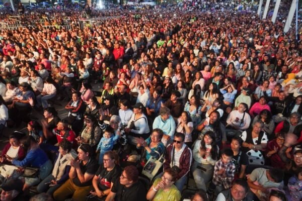 Amanda Miguel llena de música y nostalgia la explanada de Ecatepec en Día de Madres