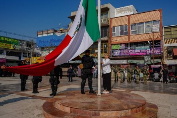 La Paz exhorta a policías a actuar con ética y humanismo hacia la sociedad