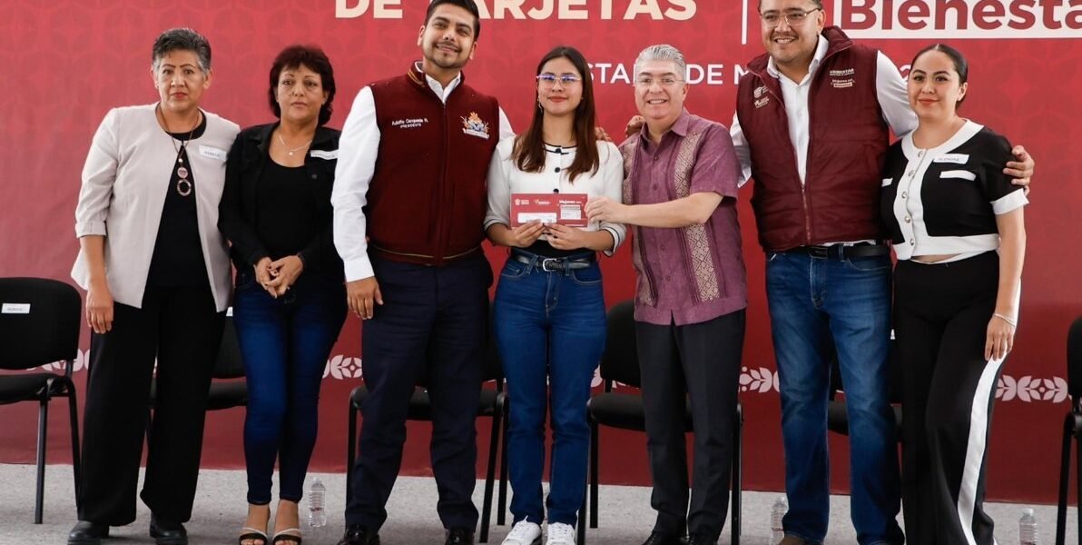 Nezahualcóyotl entrega tarjetas del programa Mujeres con Bienestar