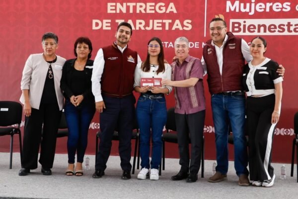 Nezahualcóyotl entrega tarjetas del programa Mujeres con Bienestar
