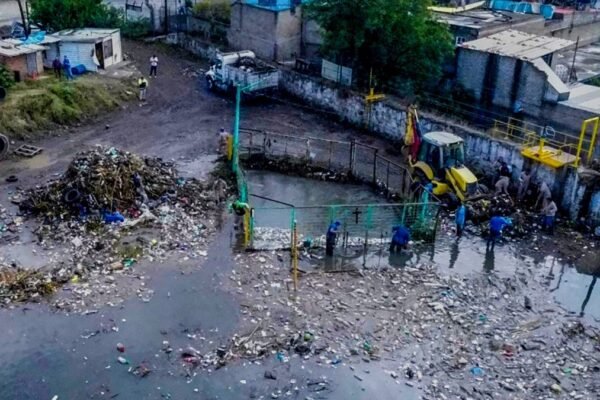 Retiran 80 toneladas de basura de presa y río en Edomex