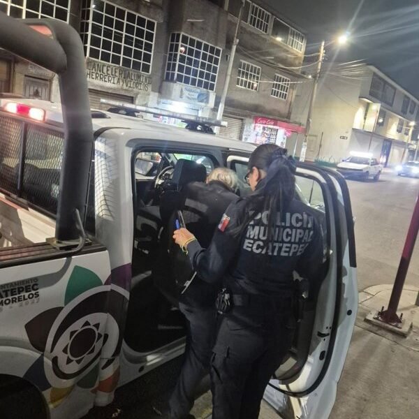 Policías de Ecatepec localizan y regresan a su hogar a adulto mayor extraviado