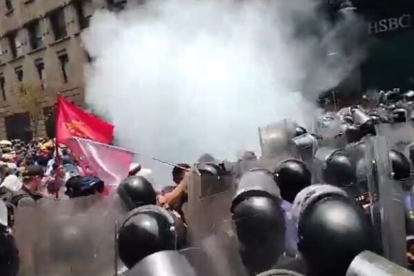 Policía disuelve marcha-plantón de maestros de la CNTE con gases químicos