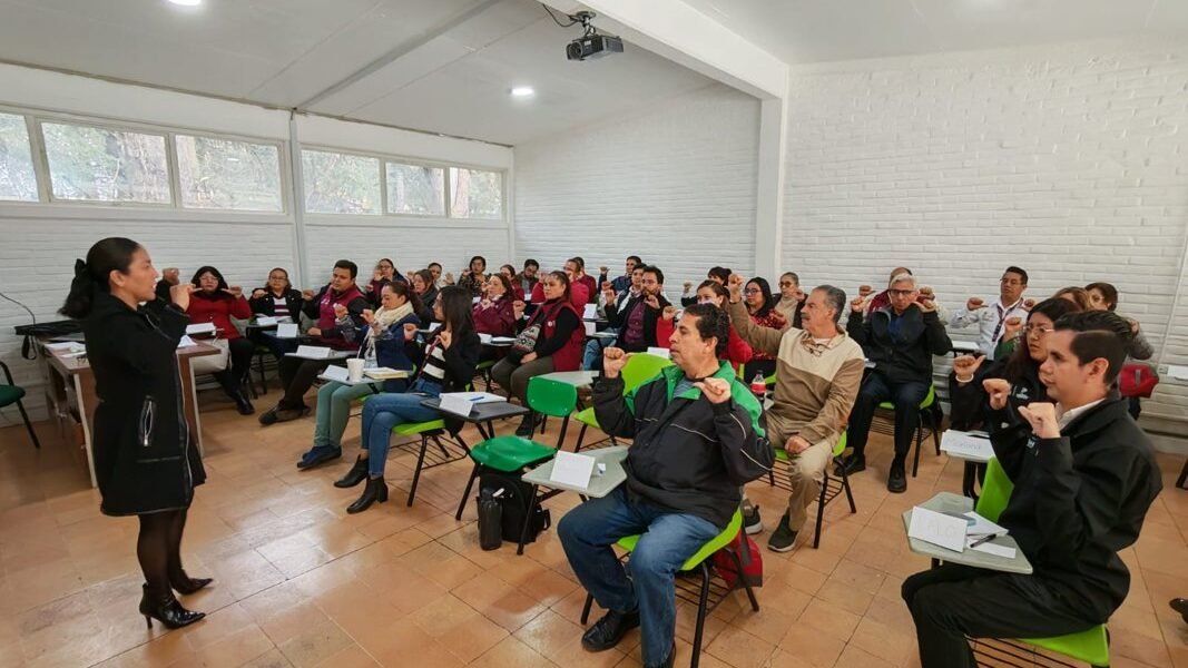 Capacitan a servidores públicos en Lengua de Señas Mexicana