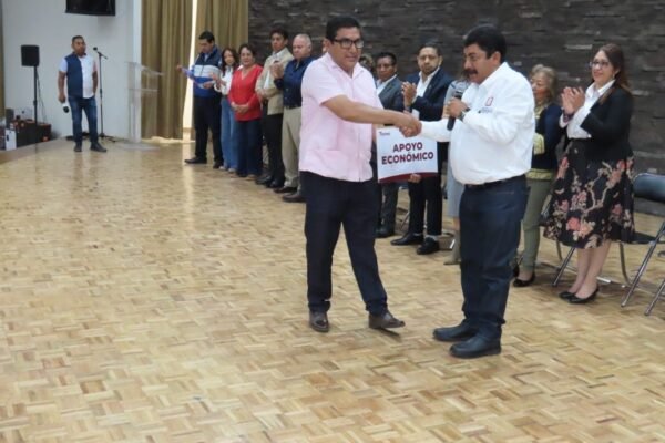 Texcoco entrega 800 mil pesos a autoridades auxiliares para festejos comunitarios