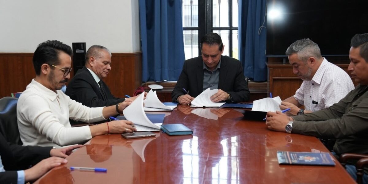 UACh y sindicato firman revisión contractual evitando huelga