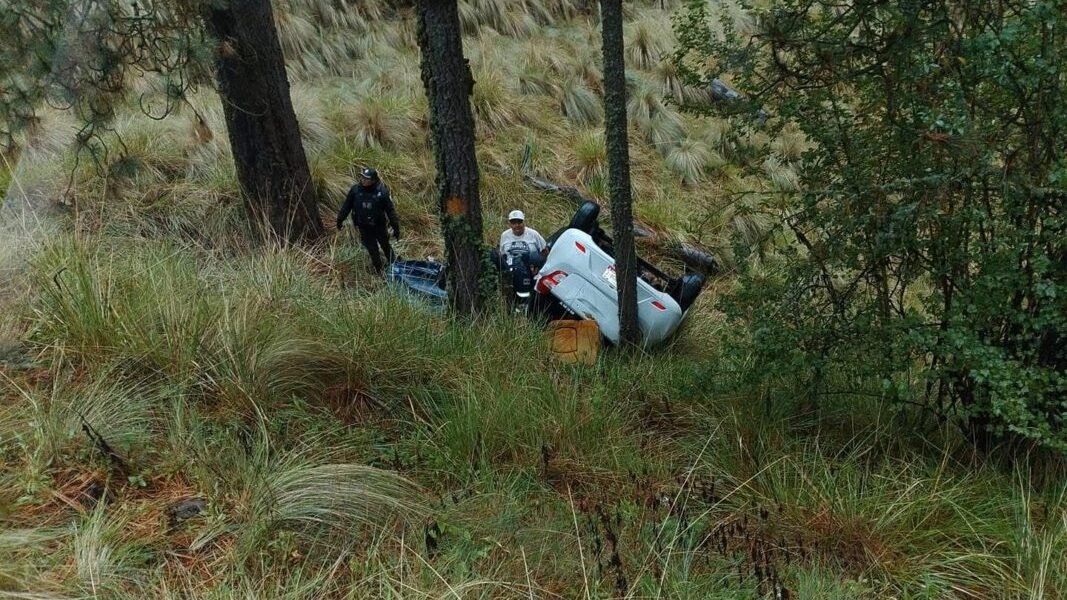 Volcadura en Amecameca deja dos fallecidos y tres lesionados