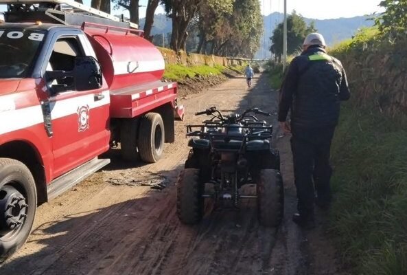Liberan vía obstruida por caída de árbol en Santa Isabel Chalma