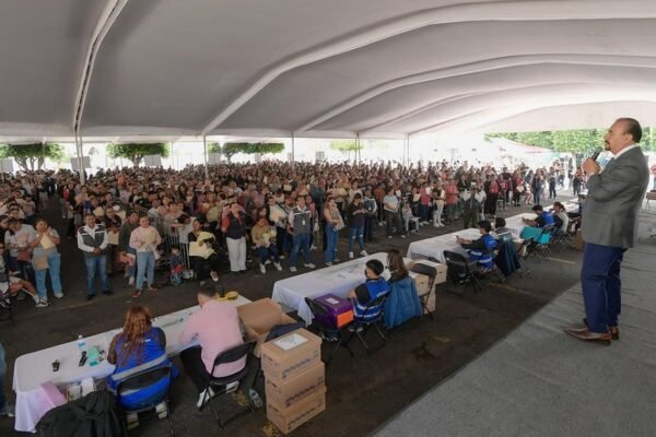 Atizapán invierte 52 millones de pesos en becas para 17 mil estudiantes