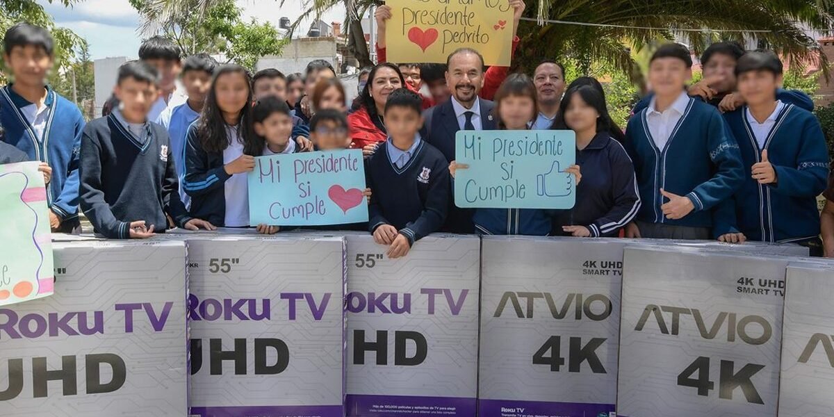 Atizapán equipa telesecundaria con seis pantallas para fortalecer educación