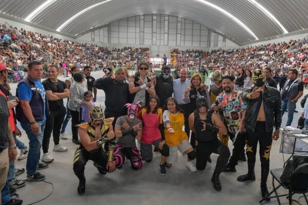 Atizapán celebra a los papás con función de lucha libre y sorpresas