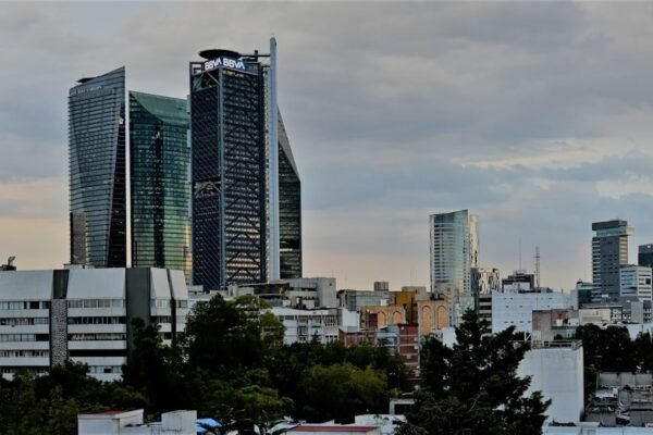 México bajo Sheinbaum: inversión récord y empleo en dos años