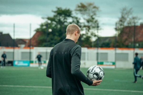 Cómo el fútbol mundial genera miles de millones en publicidad