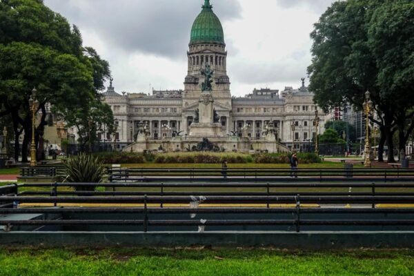 La carga fiscal invisible: cómo 150 gravámenes impactan tu bolsillo