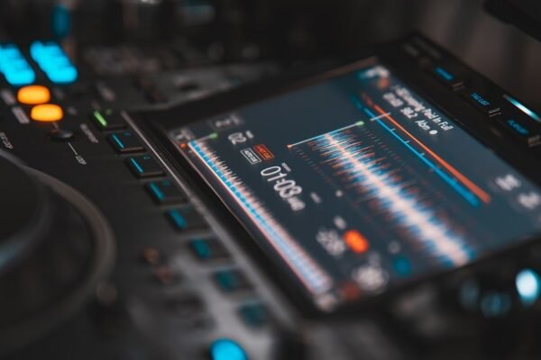 La batalla por el streaming: cómo Netflix y Spotify presionan al gobierno chileno
