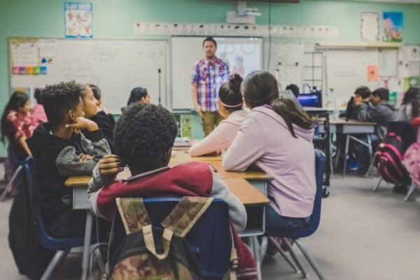 ¿Transformación educativa o continuidad? Lo que el segundo informe revela sobre la agenda escolar