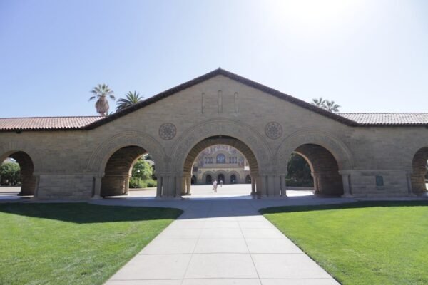 De aula de migrantes a Stanford: la historia de acceso que inspira en América Latina