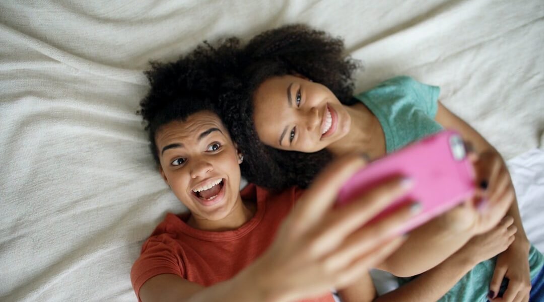 Adiós al smartphone: tres generaciones prueban vivir con un teléfono básico