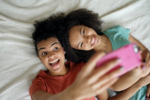 Adiós al smartphone: tres generaciones prueban vivir con un teléfono básico