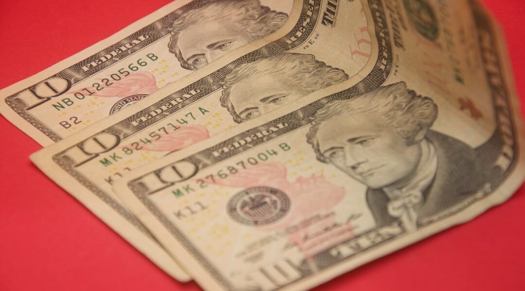 Moneda mexicana gana terreno frente al dólar en arranque de semana