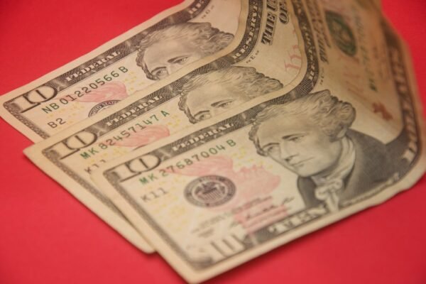 Moneda mexicana gana terreno frente al dólar en arranque de semana