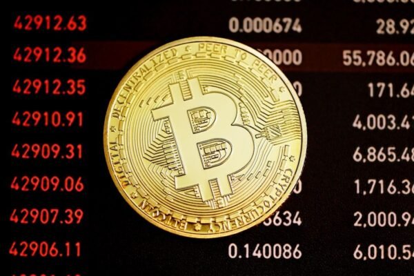 Bitcoin en crisis: qué significa el desplome para inversores en Latinoamérica