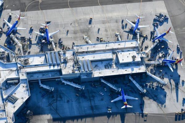 Aeropuertos latinoamericanos enfrentan crisis de pasajeros: el caso de Santiago