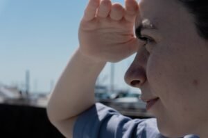 Creador de contenido sufre lesión ocular en celebración masiva: alerta sobre riesgos invisibles