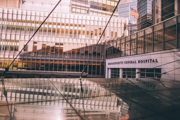 Encuesta revela desajuste entre promesas y realidad en acceso a medicamentos