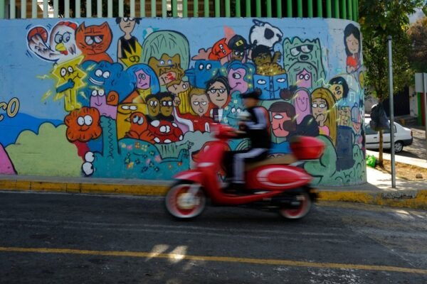 Enfrentamientos en el Azteca: manifestantes vandalizan estadio tras protesta