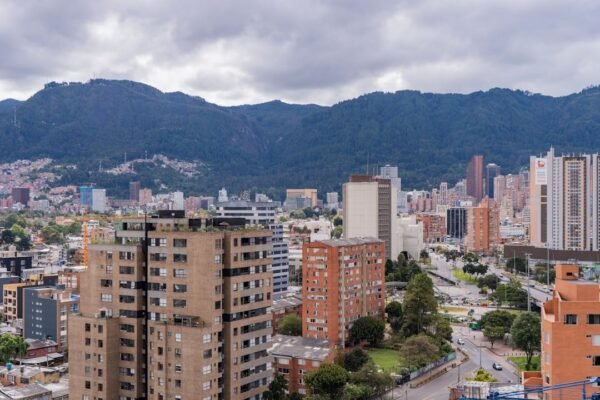 Colombia en encrucijada: giro hacia la derecha en elecciones polarizadas