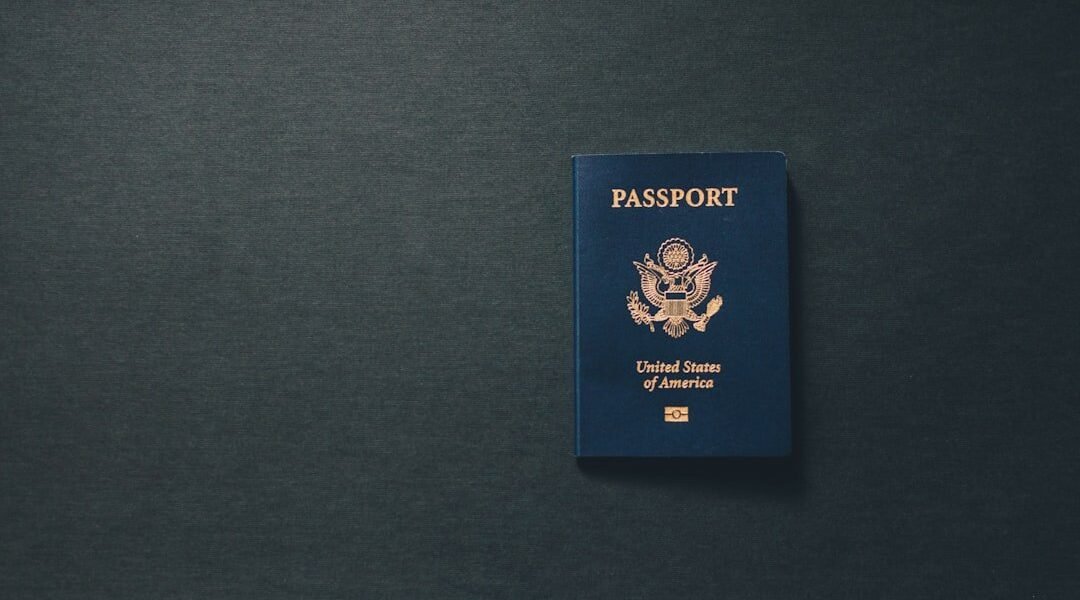 Trump cierra puertas: Elimina acceso a salud y empleo para migrantes