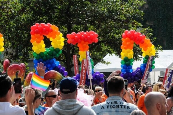 Más de 100 mil personas reivindican derechos LGBTIQ+ en marcha de Santiago