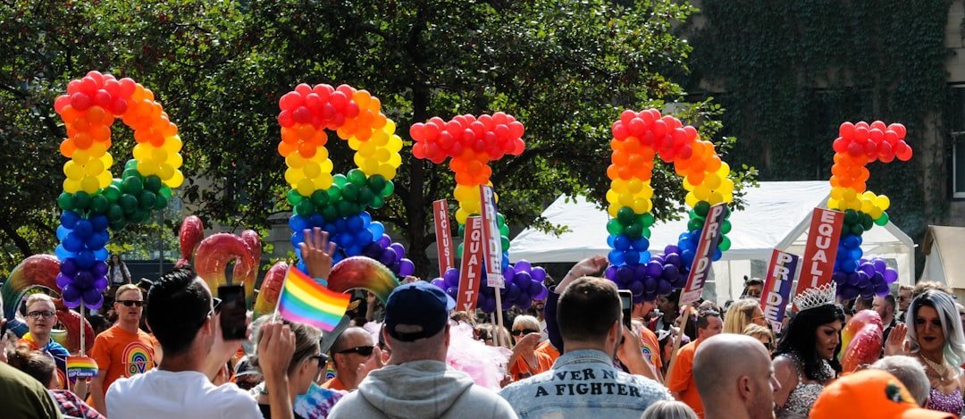 Más de 100 mil personas reivindican derechos LGBTIQ+ en marcha de Santiago